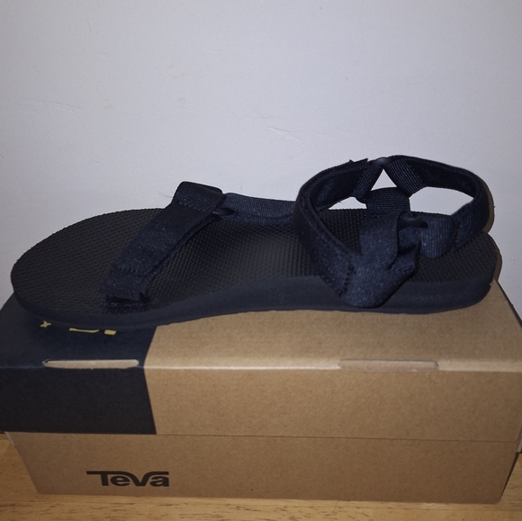 A pair of Teva M. Universal Urban 1004010/BLK. Sandals in a size 9. NWB - Picture 7 of 12